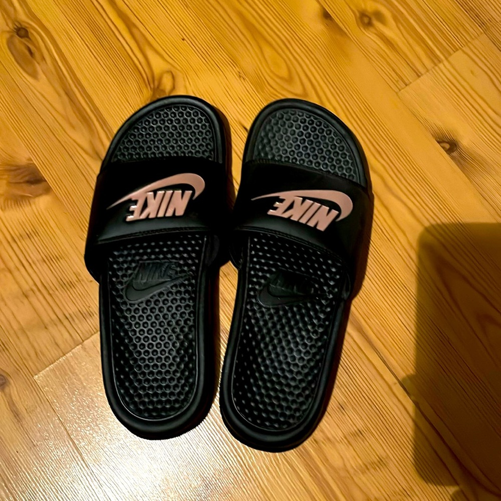 Nike slides - Woman’s pink/black